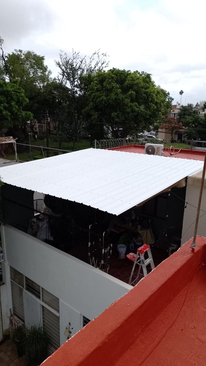 Techumbre de lámina blanca instalada sobre patio de trabajo