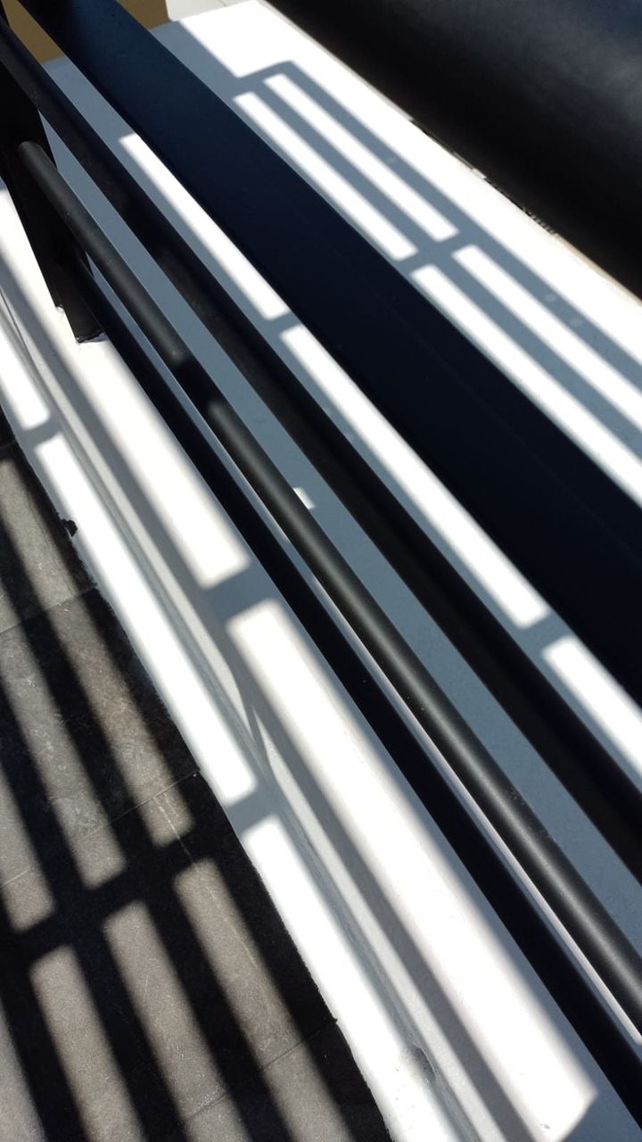 Detalle de la perfilería metálica de una pérgola y su acabado